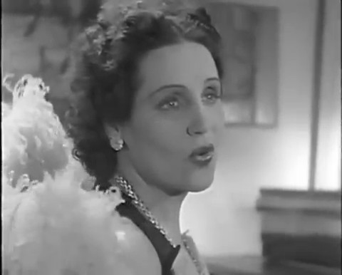 Le drame de Shanghaï (1938) de Georg Wilhelm Pabst : Cheng harangue les foules et Kay chante; Kay tue Ivan Le drame de Shanghaï (1938) de Georg Wilhelm Pabst : Cheng harangue les foules et Kay chante; Kay tue Ivan