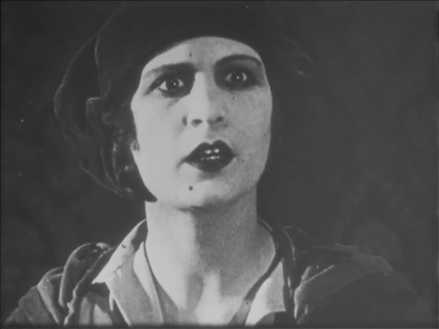 Lilian Constantini dans le film muet La guerre sans armes ou Espionnage Lilian Constantini dans le film muet La guerre sans armes ou Espionnage