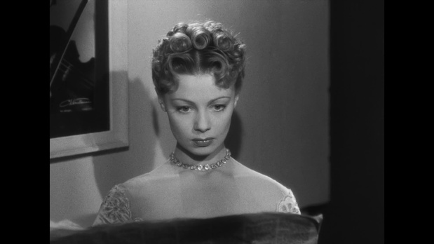 Dany Robin dans le film Les amoureux sont seuls au monde (1948) de Henri Decoin Dany Robin dans le film Les amoureux sont seuls au monde (1948) de Henri Decoin