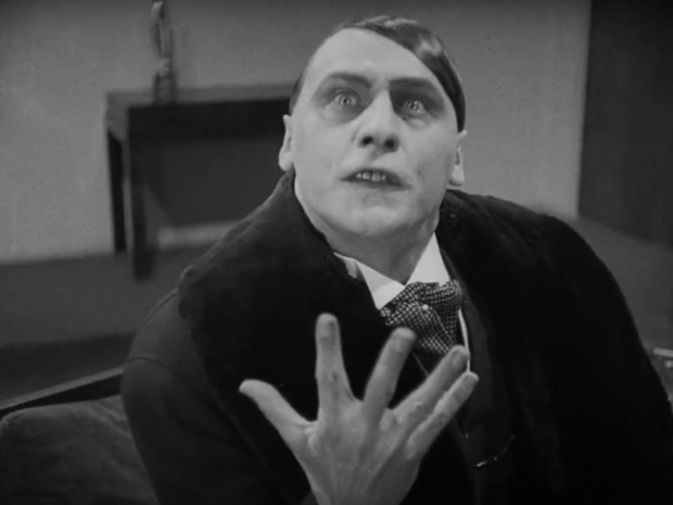 Fritz Rasp dans le film muet Frau Im Mond (La femme sur la lune, 1929) de Fritz Lang Fritz Rasp dans le film muet Frau Im Mond (La femme sur la lune, 1929) de Fritz Lang