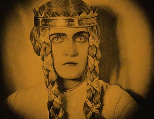 Margarete Schön dans le film muet Die Nibelungen (Les Nibelungen, 1924) de Fritz Lang Margarete Schön dans le film muet Die Nibelungen (Les Nibelungen, 1924) de Fritz Lang