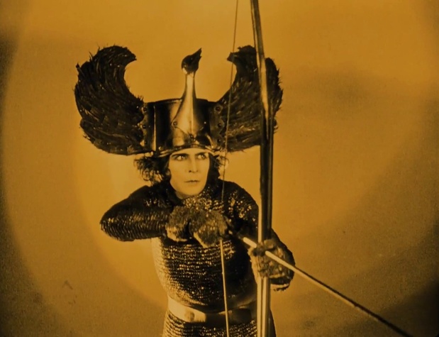 Hanna Ralph est Brunhild dans le film muet allemand Die Nibelungen (Les Nibelungen, 1924) de Fritz Lang Hanna Ralph est Brunhild dans le film muet allemand Die Nibelungen (Les Nibelungen, 1924) de Fritz Lang