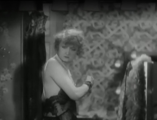 Suzanne Delvé dans le film Accusée, levez-vous (1930) de Maurice Tourneur Suzanne Delvé dans le film Accusée, levez-vous (1930) de Maurice Tourneur