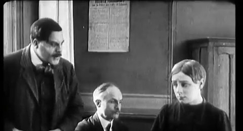 Le coupable (1917) : à droite, Mona Gondré