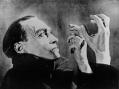 Conrad Veidt examine ses mains : photo pour Les mains d'Orlac