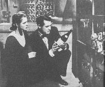 Notorious (1946), d'Alfred Hitchcock : Alicia et Devlin se sont introduits dans la cave Notorious (1946), d'Alfred Hitchcock : Alicia et Devlin se sont introduits dans la cave