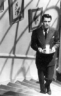 Suspicion (1941), d'Alfred Hitchcock : Lina soupçonne son mari de vouloir la tuer. Ici, une photo extraite de l'un des plus beaux passages du film, lorsque John monte un verre à son épouse, qu'elle pense empoisonné Suspicion (1941), d'Alfred Hitchcock : Lina soupçonne son mari de vouloir la tuer. Ici, une photo extraite de l'un des plus beaux passages du film, lorsque John monte un verre à son épouse, qu'elle pense empoisonné