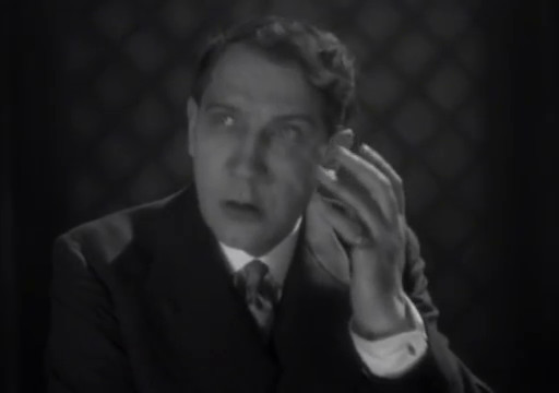 Edmond van Daële dans Le mystère de la chambre jaune (1930) de Marcel L'Herbier