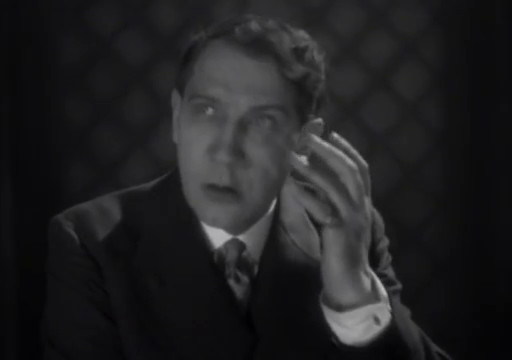 Edmond van Daële dans Le mystère de la chambre jaune (1930) de Marcel L'Herbier Edmond van Daële dans Le mystère de la chambre jaune (1930) de Marcel L'Herbier