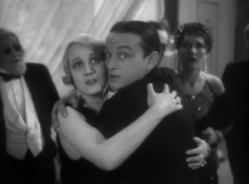 Le parfum de la dame en noir (1931) de Marcel L'Herbier : Mathilde agressée Le parfum de la dame en noir (1931) de Marcel L'Herbier : Mathilde agressée