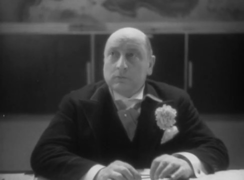 Le parfum de la dame en noir (1931) de Marcel L'Herbier : Mathilde agressée Le parfum de la dame en noir (1931) de Marcel L'Herbier : Mathilde agressée