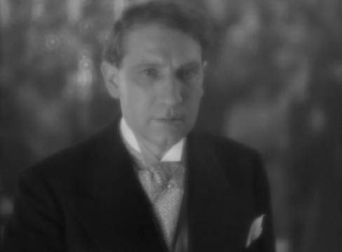 Le parfum de la dame en noir (1931) de Marcel L'Herbier : Mathilde agressée Le parfum de la dame en noir (1931) de Marcel L'Herbier : Mathilde agressée
