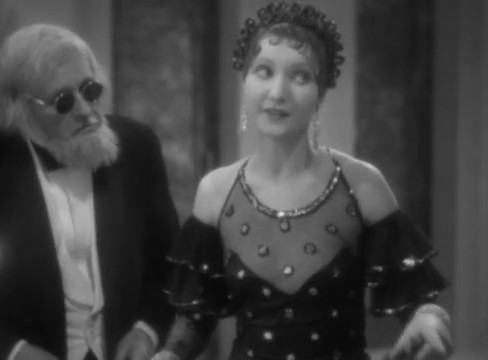 Le parfum de la dame en noir (1931) de Marcel L'Herbier : Mathilde agressée Le parfum de la dame en noir (1931) de Marcel L'Herbier : Mathilde agressée