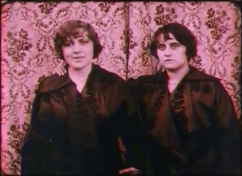 Die schwarze Kugel oder Die geheimnisvollen Schwestern (La boule noire ou Les mystérieuses soeurs, 1913) de Franz Hofer : les boules déterminent qui devra exécuter la vengeance Die schwarze Kugel oder Die geheimnisvollen Schwestern (La boule noire ou Les mystérieuses soeurs, 1913) de Franz Hofer : les boules déterminent qui devra exécuter la vengeance