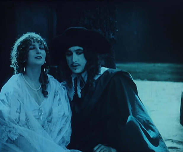 Linda Moglia et Angelo Ferrari dans le film muet franco-italien Cyrano de Bergerac (1925) d'Augusto Genina