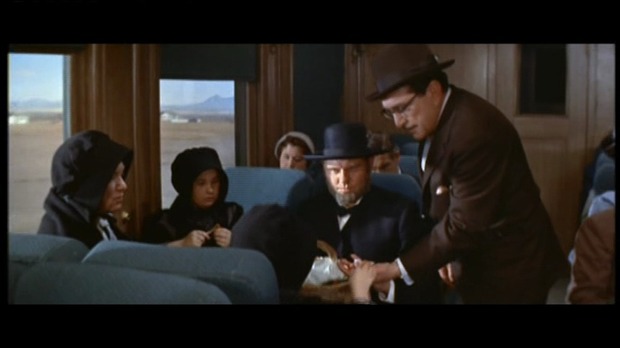 Violent saturday : debout, un gangster; assis, des Amish Violent saturday : debout, un gangster; assis, des Amish