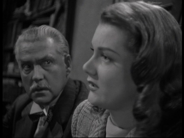 La femme en vert (1945) : à droite, Eve Amber; à gauche, Nigel Bruce La femme en vert (1945) : à droite, Eve Amber; à gauche, Nigel Bruce