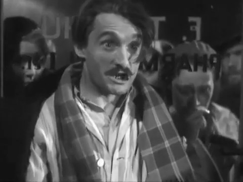 Le chien jaune (1932) de Jean Tarride : Léon arrêté Le chien jaune (1932) de Jean Tarride : Léon arrêté