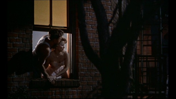 A droite, Havis Davenport dans Rear window A droite, Havis Davenport dans Rear window