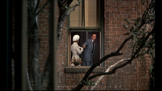 A droite, Rand Harper dans Rear window A droite, Rand Harper dans Rear window