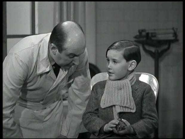 A droite, assis : le petit Claude Roy dans Les disparus de Saint-Agil A droite, assis : le petit Claude Roy dans Les disparus de Saint-Agil