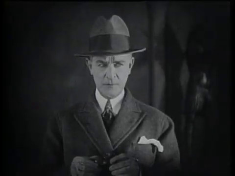 Belphégor (1927) de Henri Desfontaines : le fantôme s'en prend à Bellegarde; la mort de Simone; et Cantarelli démasqué Belphégor (1927) de Henri Desfontaines : le fantôme s'en prend à Bellegarde; la mort de Simone; et Cantarelli démasqué