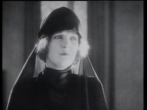 Belphégor (1927) de Henri Desfontaines : le fantôme s'en prend à Bellegarde; la mort de Simone; et Cantarelli démasqué Belphégor (1927) de Henri Desfontaines : le fantôme s'en prend à Bellegarde; la mort de Simone; et Cantarelli démasqué