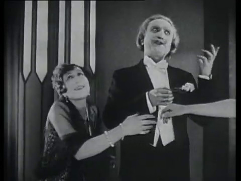 Belphégor (1927) de Henri Desfontaines : le fantôme s'en prend à Bellegarde; la mort de Simone; et Cantarelli démasqué Belphégor (1927) de Henri Desfontaines : le fantôme s'en prend à Bellegarde; la mort de Simone; et Cantarelli démasqué