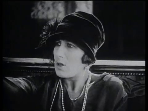 Belphégor (1927) de Henri Desfontaines : le fantôme s'en prend à Bellegarde; la mort de Simone; et Cantarelli démasqué Belphégor (1927) de Henri Desfontaines : le fantôme s'en prend à Bellegarde; la mort de Simone; et Cantarelli démasqué