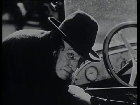 Belphégor (1927) de Henri Desfontaines : le fantôme s'en prend à Bellegarde; la mort de Simone; et Cantarelli démasqué Belphégor (1927) de Henri Desfontaines : le fantôme s'en prend à Bellegarde; la mort de Simone; et Cantarelli démasqué