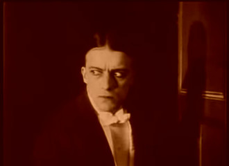 Les vampires (1915/1916) de Louis Feuillade : Irma Vep; les invités gazés; et Vénénos saute sur un train en marche Les vampires (1915/1916) de Louis Feuillade : Irma Vep; les invités gazés; et Vénénos saute sur un train en marche