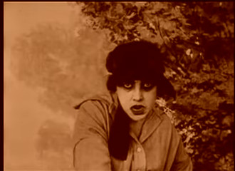Les vampires (1915/1916) de Louis Feuillade : Irma Vep; les invités gazés; et Vénénos saute sur un train en marche Les vampires (1915/1916) de Louis Feuillade : Irma Vep; les invités gazés; et Vénénos saute sur un train en marche