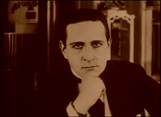 Les vampires (1915/1916) de Louis Feuillade : Irma Vep; les invités gazés; et Vénénos saute sur un train en marche Les vampires (1915/1916) de Louis Feuillade : Irma Vep; les invités gazés; et Vénénos saute sur un train en marche