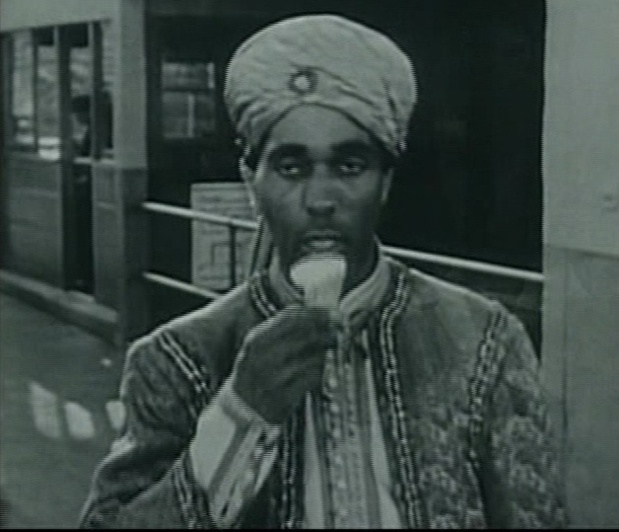 Useff Ali dans le film The Falcon in Hollywood (1944) de Gordon Douglas Useff Ali dans le film The Falcon in Hollywood (1944) de Gordon Douglas