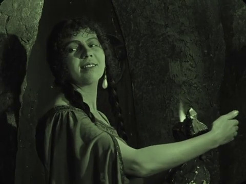 Der Golem : Wie er in die Welt kam (Le golem, 1920) de Paul Wegener : l'éveil de la créature Der Golem : Wie er in die Welt kam (Le golem, 1920) de Paul Wegener : l'éveil de la créature