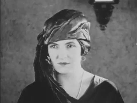 Myrtle Morse dans le film Haldane of the secret service Myrtle Morse dans le film Haldane of the secret service
