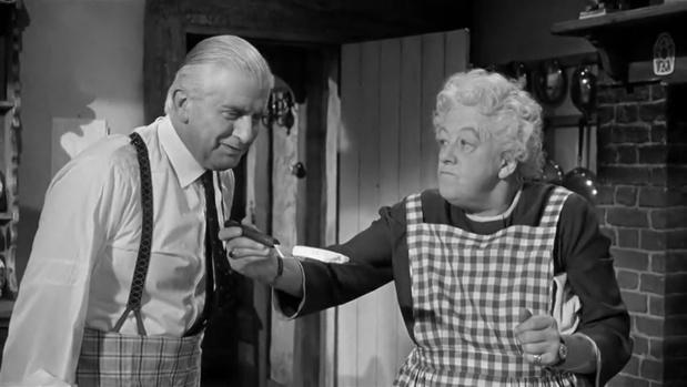 Stringer Davis et Margaret Rutherford dans le film Murder at the Gallop (Meurtre au galop, 1963) de George Pollock Stringer Davis et Margaret Rutherford dans le film Murder at the Gallop (Meurtre au galop, 1963) de George Pollock