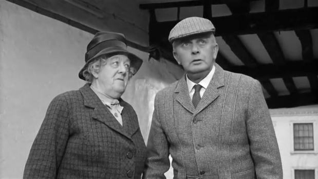Margaret Rutherford et Stringer Davis dans Murder at the Gallop (Meurtre au galop, 1963) de George Pollock Margaret Rutherford et Stringer Davis dans Murder at the Gallop (Meurtre au galop, 1963) de George Pollock