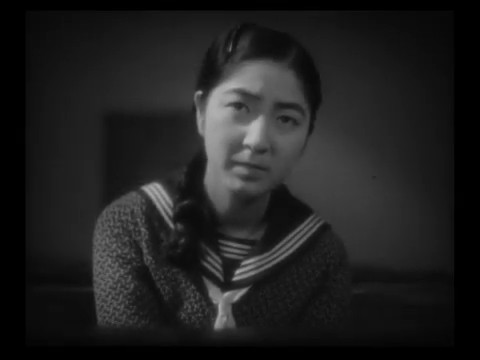 Michiko Oikawa dans le film muet japonais 港の日本娘 (Jeunes filles japonaises sur le port, 1933) de 清水 宏 (Hiroshi Simizu) Michiko Oikawa dans le film muet japonais 港の日本娘 (Jeunes filles japonaises sur le port, 1933) de 清水 宏 (Hiroshi Simizu)