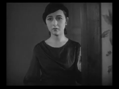 L'actrice Yukiko Inoue dans le film japonais 港の日本娘 (Jeunes filles japonaises sur le port, 1933) de 清水 宏 (Hiroshi Simizu) L'actrice Yukiko Inoue dans le film japonais 港の日本娘 (Jeunes filles japonaises sur le port, 1933) de 清水 宏 (Hiroshi Simizu)