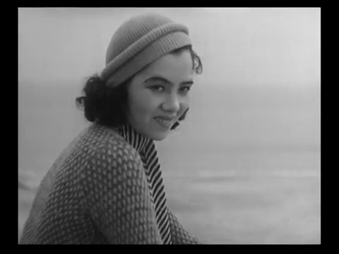 Ranko Sawa dans le film muet japonais 港の日本娘 (Jeunes filles japonaises sur le port, 1933) de 清水 宏 (Hiroshi Simizu) Ranko Sawa dans le film muet japonais 港の日本娘 (Jeunes filles japonaises sur le port, 1933) de 清水 宏 (Hiroshi Simizu)
