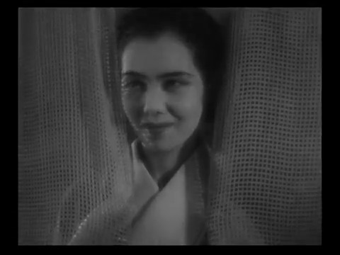 Ranko Sawa dans le film muet japonais 港の日本娘 (Jeunes filles japonaises sur le port, 1933) de 清水 宏 (Hiroshi Simizu) Ranko Sawa dans le film muet japonais 港の日本娘 (Jeunes filles japonaises sur le port, 1933) de 清水 宏 (Hiroshi Simizu)