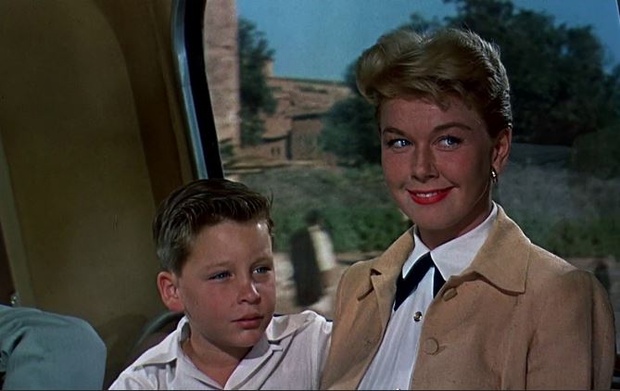 Doris Day et Christopher Olsen dans The man who knew too much (L'homme qui en savait trop, 1956) d'Alfred Hitchcock