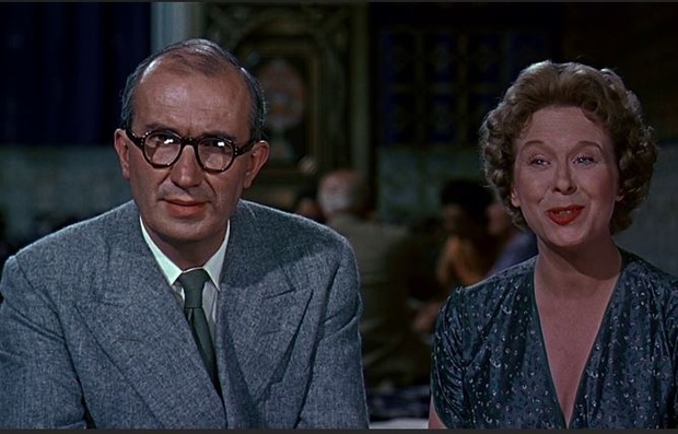 Bernard Miles et Brenda de Banzie dans le film d'espionnage The man who knew too much (L'homme qui en savait trop, 1956) d'Alfred Hitchcock
