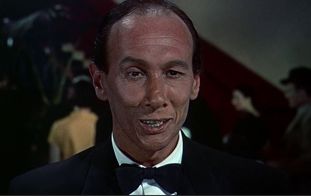 Reggie Nalder dans le film d'espionnage The man who knew too much (L'homme qui en savait trop, 1956) d'Alfred Hitchcock