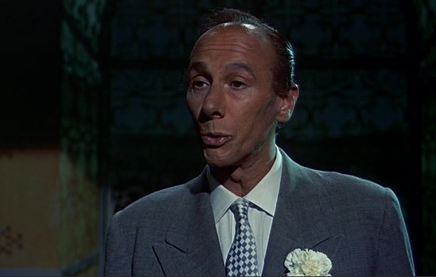 Reggie Nalder dans le film d'espionnage The man who knew too much (L'homme qui en savait trop, 1956) d'Alfred Hitchcock