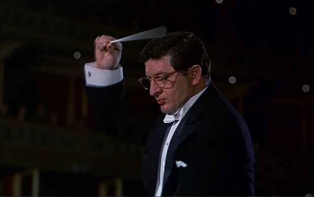 Bernard Herrmann dans le film américain The man who knew too much (L'homme qui en savait trop, 1956) d'Alfred Hitchcock
