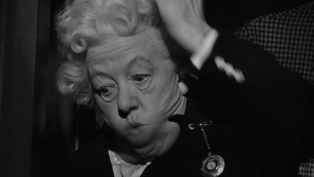 Margaret Rutherford dans le film Murder ahoy (Passage à tabac, 1964) de George Pollock Margaret Rutherford dans le film Murder ahoy (Passage à tabac, 1964) de George Pollock