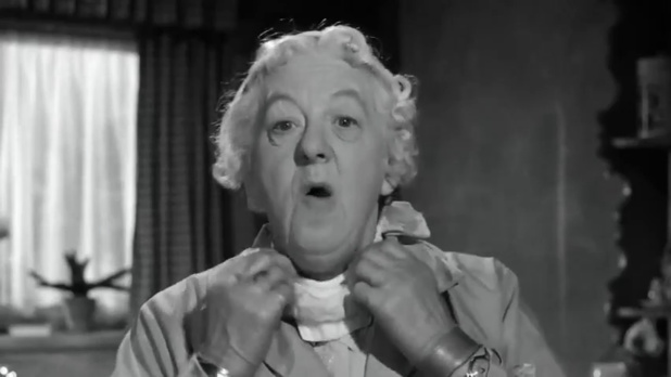 Margaret Rutherford dans Murder ahoy (Passage à tabac, 1964) de George Pollock, une aventure de miss Marple Margaret Rutherford dans Murder ahoy (Passage à tabac, 1964) de George Pollock, une aventure de miss Marple