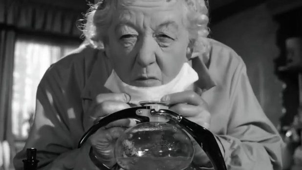 Margaret Rutherford est miss Marple dans Murder ahoy (Passage à tabac, 1964) de George Pollock Margaret Rutherford est miss Marple dans Murder ahoy (Passage à tabac, 1964) de George Pollock